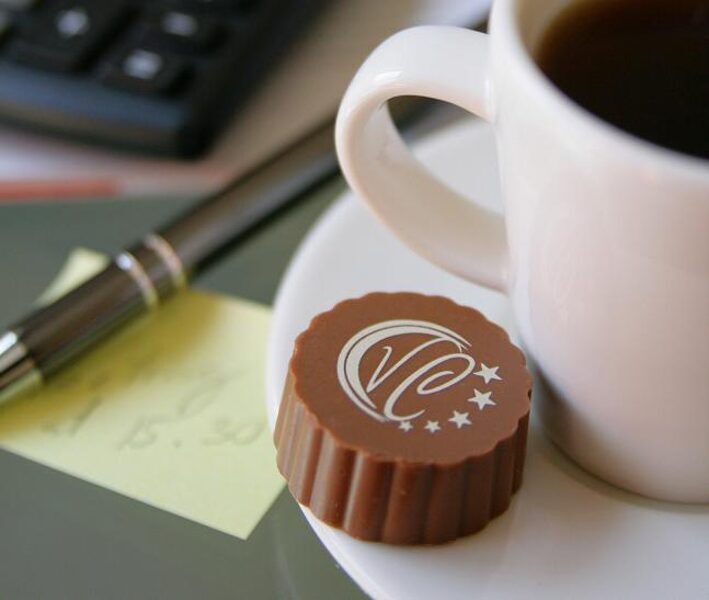 Personalizēta Korporatīva Logo Šokolāde Kafijai, Pasākumiem, Izstādēm Konfekte ar Krema Pildījumu 3 cm 