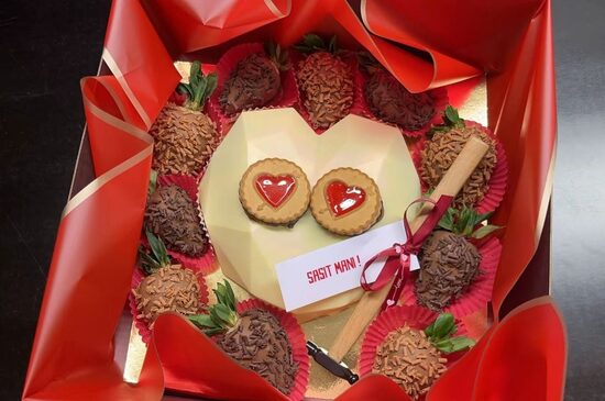 "Hit me!" - Chocolate Heart with Strawberries in Chocolate and Cookies