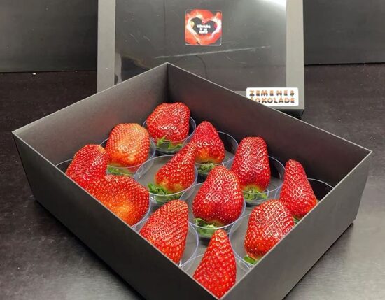 "Gentle Kiss" customizable Strawberry Gift Box