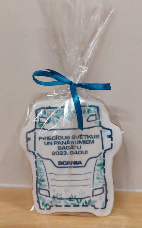 Īpašas formas piparkūka ar glazūru uz visa laukuma un druku uz glazūras maisiņā ar lentīti