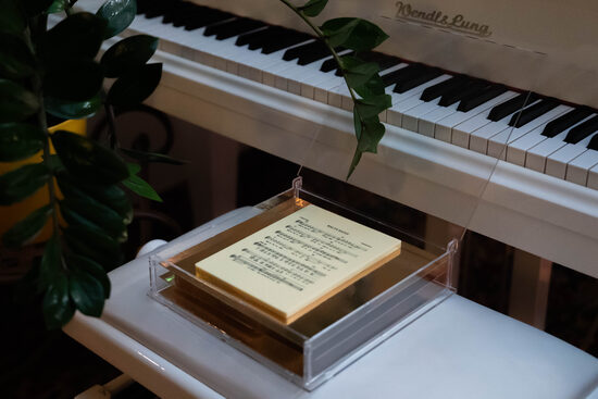 Chocolate Bars 5 pcs 14x20x0.8 cm, In a Transparent Box 24.5 x 24.5 x 5.5 cm, With a Gold Tray