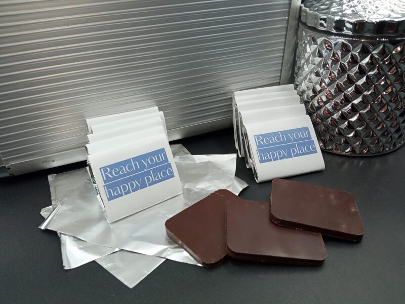 Kredītkartes izmēra šokolāde folijā vai caurspīdīgā maisiņā