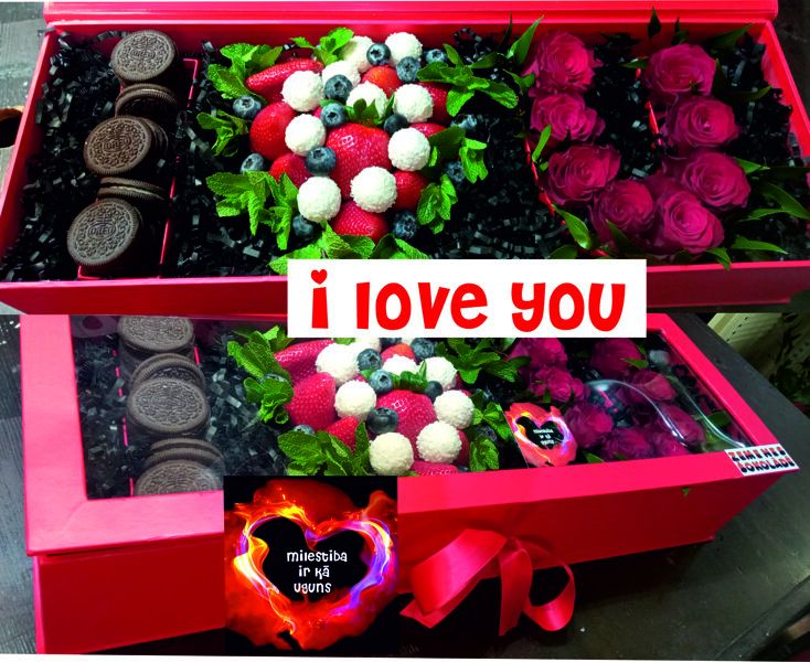 «Железная сила», или Я люблю тебя — красная коробочка с розами, клубникой, печеньем Орео и конфетами Рафаэлло.