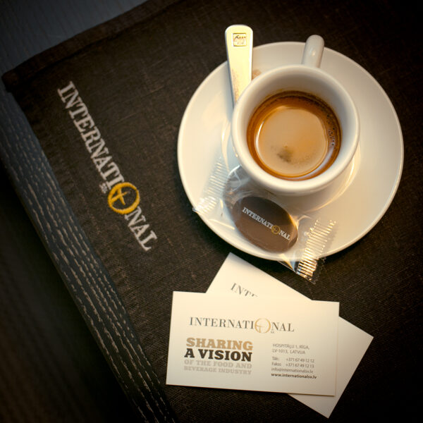 3.8х2.4 см, Шоколад с фирменным логотипом для кофе, мероприятий, выставок