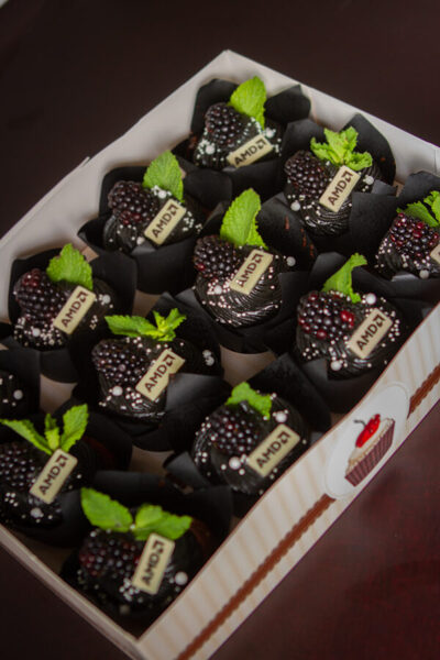 Box of 12 Blackberry Cupcakes - Cupcakes with Cream