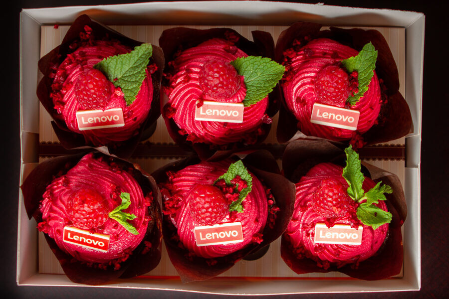 Box of 6 Raspberry Cupcakes - Cupcakes with Cream