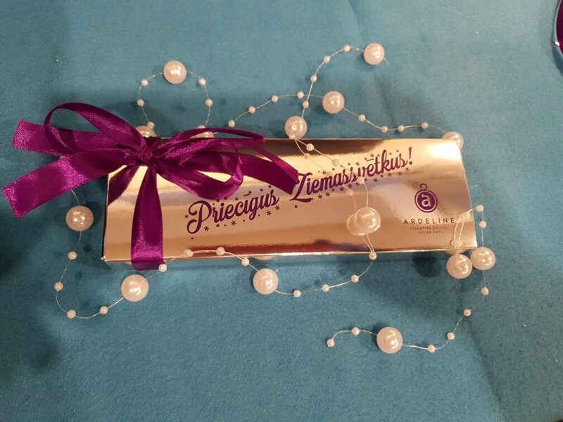 Regalo de chocolate navideño - Tarjeta en caja con dulces