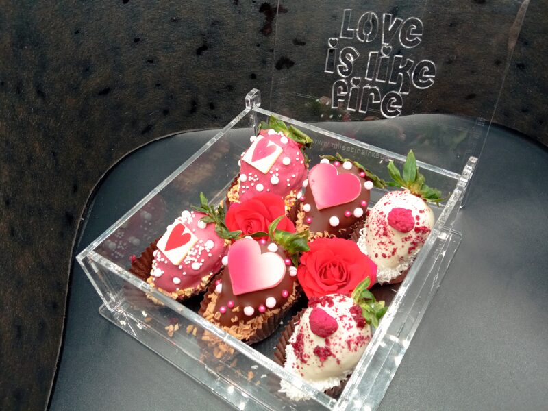 6 Strawberries in Chocolate with Hearts and Raspberries in a Transparent Organic Glass Box